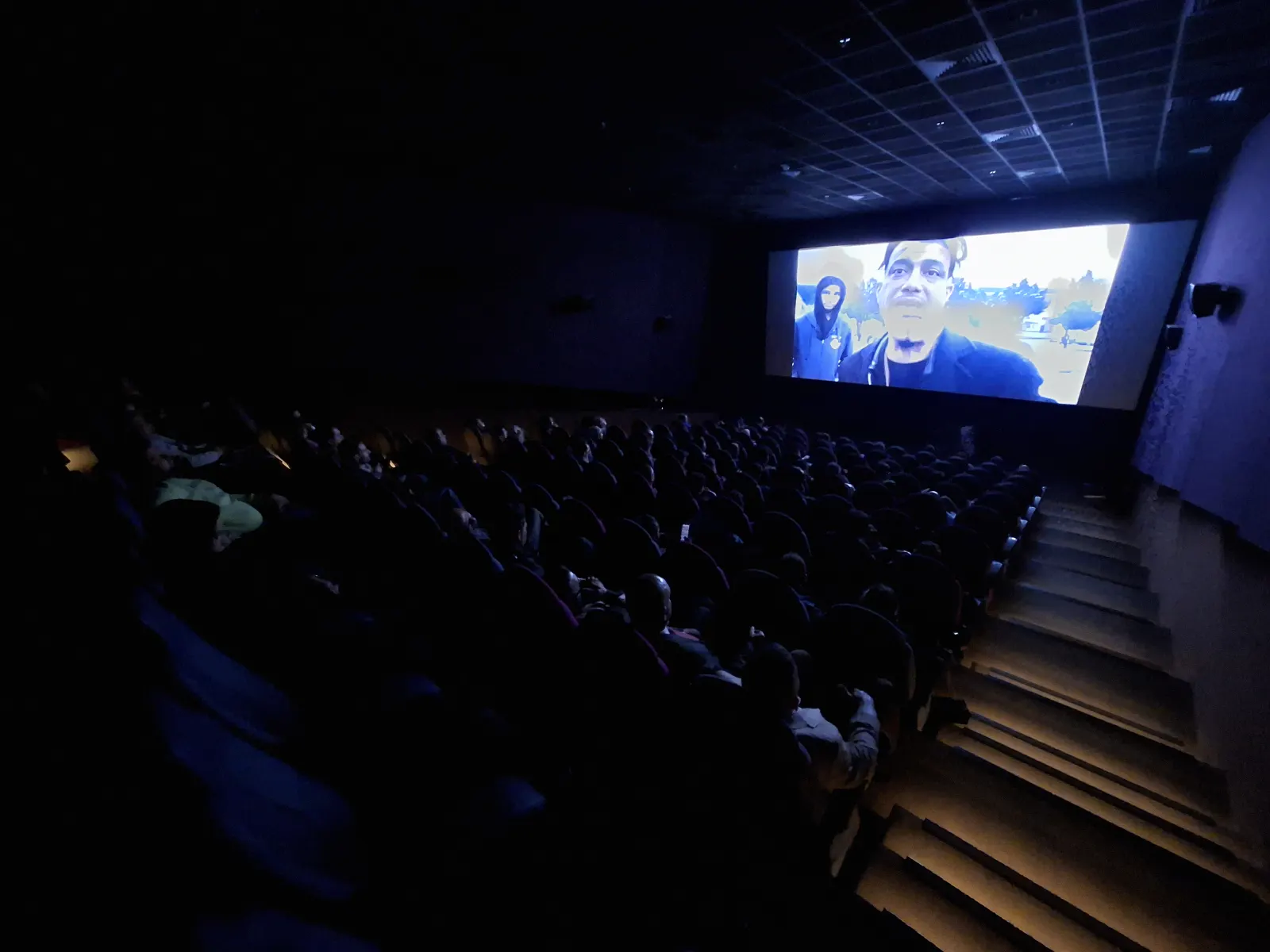 عرض فيلم في قاعة السينما خلال الدورة الأولى
